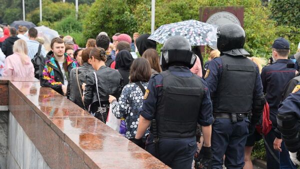 Бойцы ОМОН и милиция оттеснили протестующих от станции метро - Sputnik Молдова