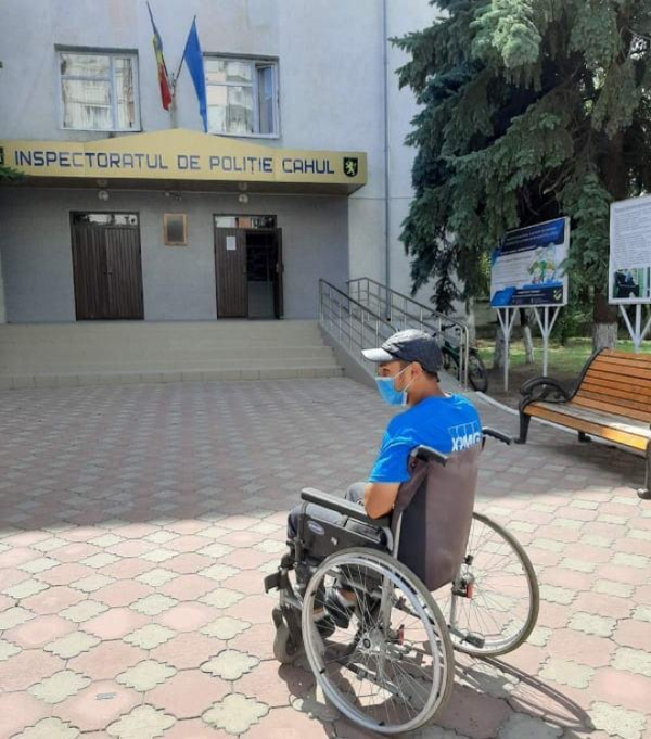 Un tânăr care se deplasa în scaun cu rotile i-a lăsat mască pe polițiști Un tânăr care se deplasa în scaun cu rotile i-a lăsat mască pe polițiști - Sputnik Moldova
