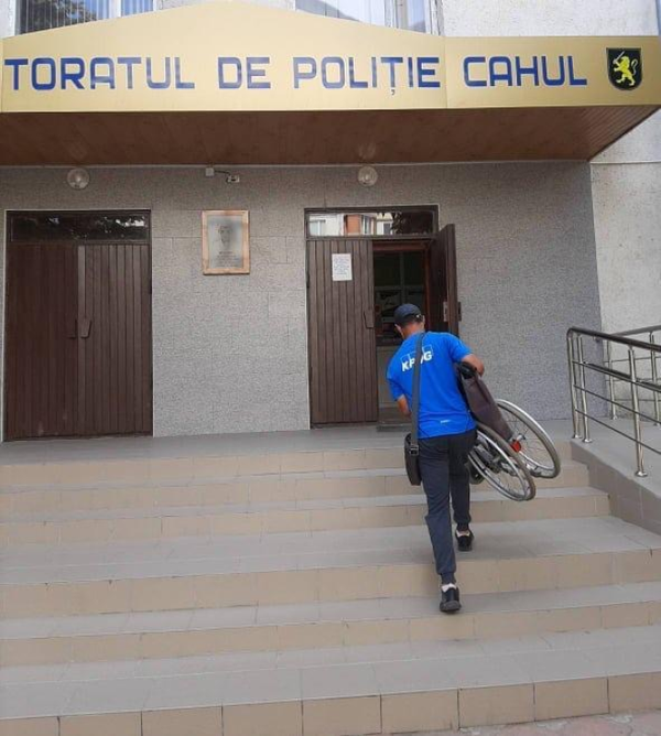 Un tânăr care se deplasa în scaun cu rotile i-a lăsat mască pe polițiști Un tânăr care se deplasa în scaun cu rotile i-a lăsat mască pe polițiști - Sputnik Moldova