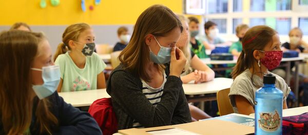 Elevi în măști de protecție la școală - Sputnik Moldova