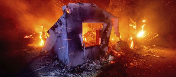 Горящий дом во время лесных пожаров в Калифорнии - Sputnik Moldova-România