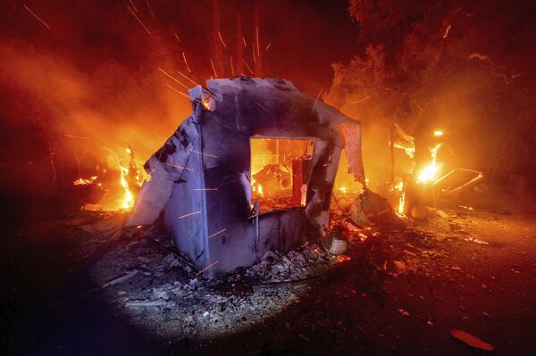 Горящий дом во время лесных пожаров в Калифорнии - Sputnik Moldova-România