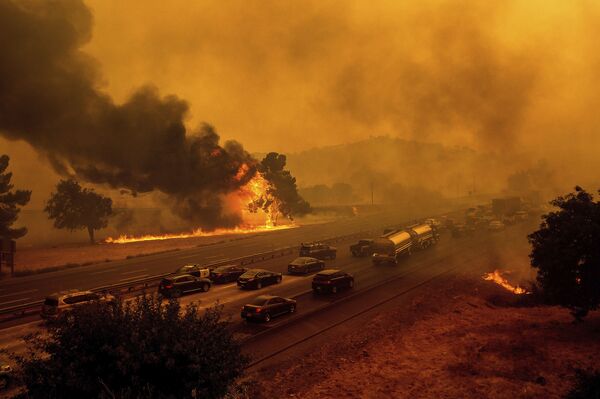 Лесные пожары вдоль автомагистрали 80 в Вакавилле, штат Калифорния - Sputnik Moldova-România