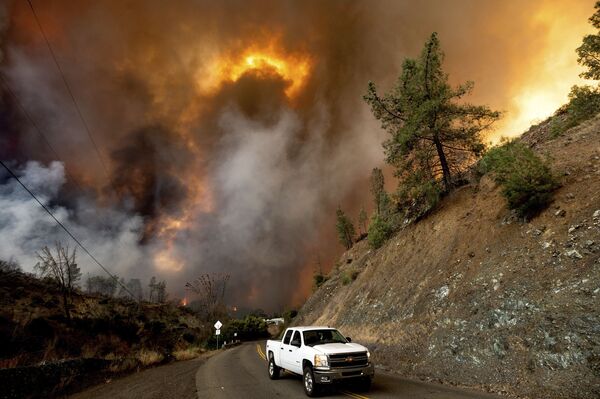 Ноксвилл-роуд в штате Калифорния на фоне лесных пожаров - Sputnik Moldova-România