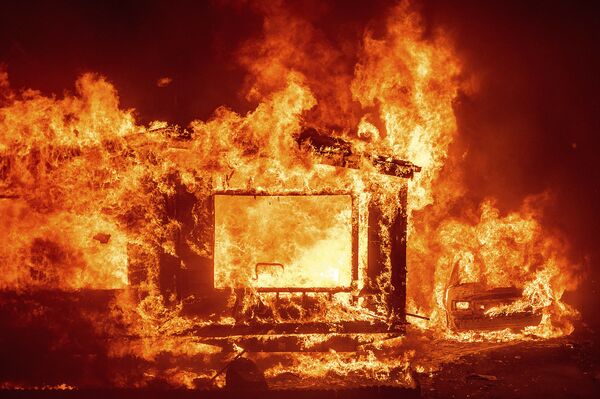 Горящие дом и автомобиль в округе Напа в Калифорнии во время лесных пожаров - Sputnik Moldova-România