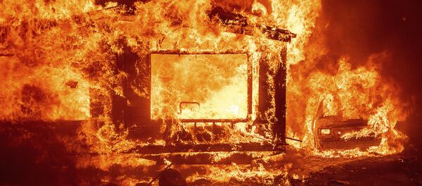 Горящие дом. Архивное фото Горящие дом. Архивное фото - Sputnik Молдова