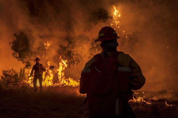 Тушение лесных пожаров возле долины Кармел, Калифорния - Sputnik Moldova-România