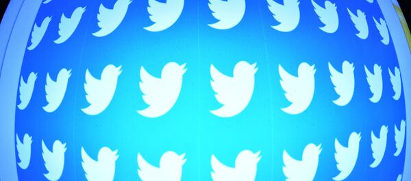 Логотип социальной сети Twitter на экране смартфона Логотип социальной сети Twitter на экране смартфона - Sputnik Молдова