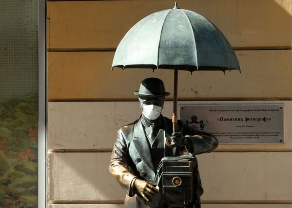 Памятник фотографу с надетой медицинской маской на Малой Садовой улице в Санкт-Петербурге - Sputnik Молдова