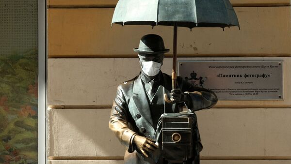 Памятник фотографу с надетой медицинской маской на Малой Садовой улице в Санкт-Петербурге - Sputnik Молдова