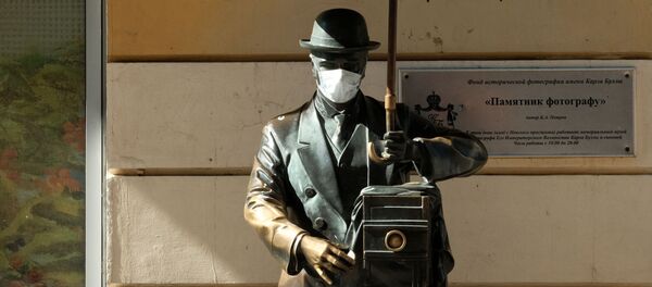 Памятник фотографу с надетой медицинской маской на Малой Садовой улице в Санкт-Петербурге Памятник фотографу с надетой медицинской маской на Малой Садовой улице в Санкт-Петербурге - Sputnik Молдова