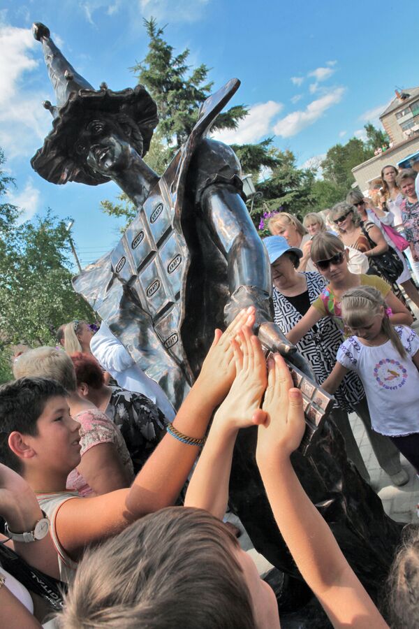 Памятник шоколаду открыт в городе Покров Владимирской области - Sputnik Молдова