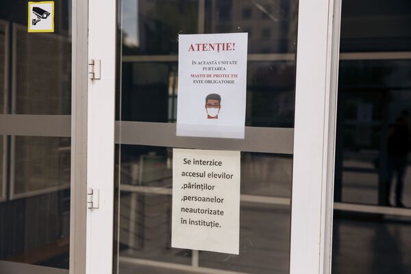 La intrare în liceu, toate persoanele sunt atenționate că nu au dreptul să intre în instituție fără mască de protecție. - Sputnik Moldova