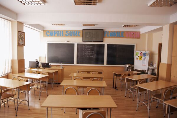 Elevii vor învăța în două schimburi și vor sta câte unul în bancă, astfel încât să fie păstrată distanța socială.  - Sputnik Moldova