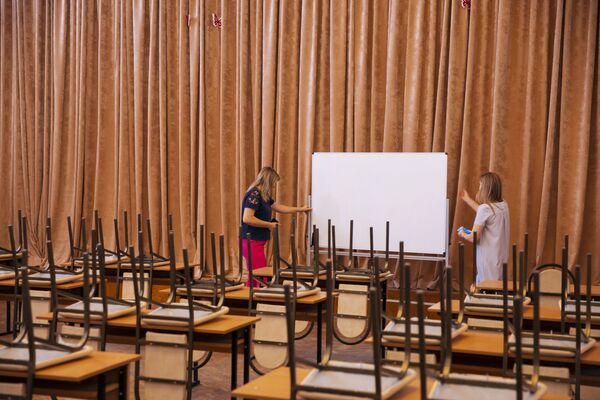 Pentru cei 1709 elevi din liceu au fost pregătite 51 de clase. Astfel, și sala de festivități a fost transformată într-o clasă de studii.  - Sputnik Moldova