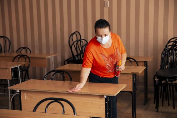 Сотрудники учебного заведения тщательно дезинфицируют все парты, за которыми будут сидеть ученики.  - Sputnik Молдова