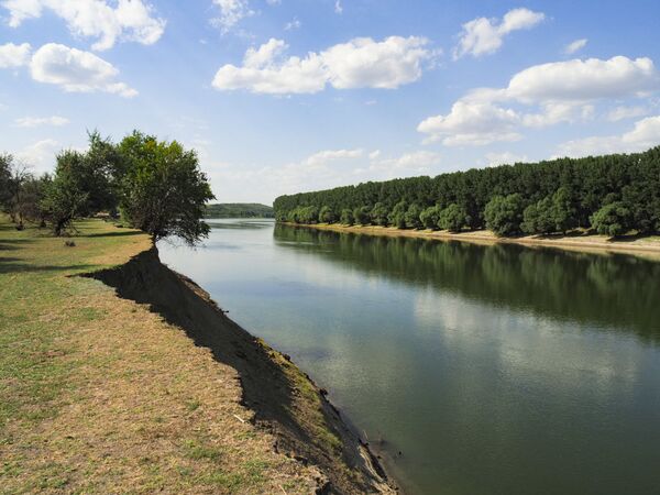 По берегам Днестра можно понять, как менялся уровень воды в реке. - Sputnik Молдова