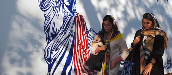 Граффити перед бывшим посольством США в Тегеране - Sputnik Молдова