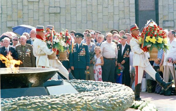 Церемония открытия мемориального комплекса Шерпенский плацдарм 22 августа 2004 года - Sputnik Молдова