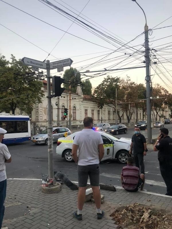 FOTO: O mașină a poliției s-a cionit cu un automobil în centrul Capitalei - Detalii FOTO: O mașină a poliției s-a cionit cu un automobil în centrul Capitalei - Detalii - Sputnik Moldova