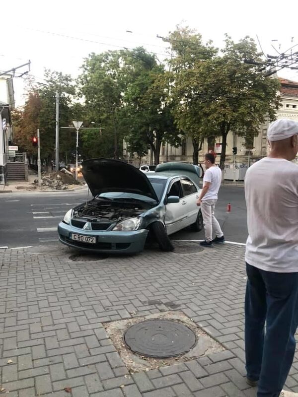 FOTO: O mașină a poliției s-a cionit cu un automobil în centrul Capitalei - Detalii FOTO: O mașină a poliției s-a cionit cu un automobil în centrul Capitalei - Detalii - Sputnik Moldova
