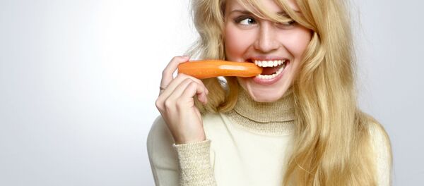 Красивая блондинка с морковью - Sputnik Молдова