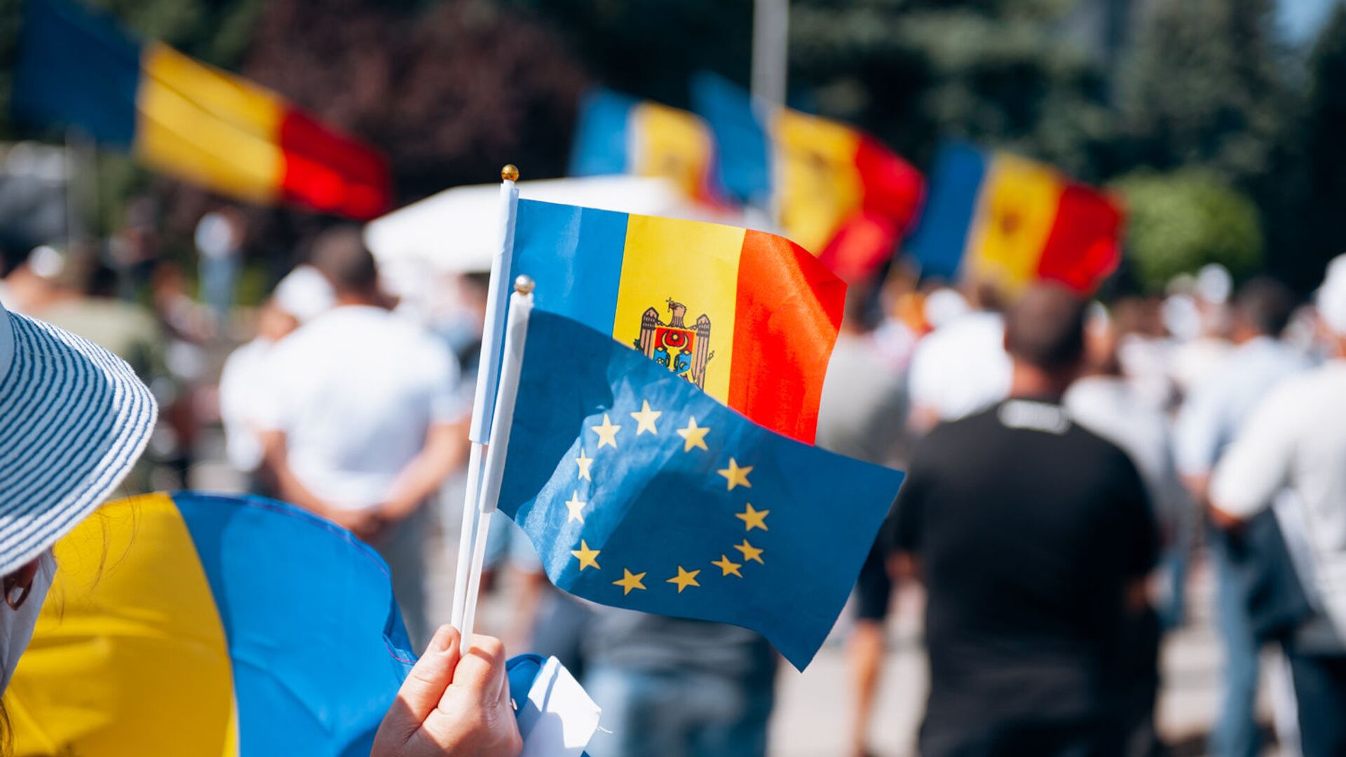 Флаги Молдовы и ЕС. - Sputnik Молдова, 1920, 23.04.2022