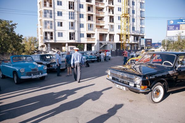 Trecătorii au avut posibilitate dimineață să facă poze la mașinile retro - Sputnik Moldova