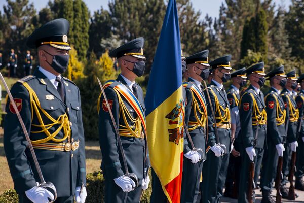 Militarii care au participat la eveniment au purtat măști de protecție  - Sputnik Moldova