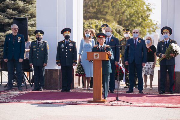 Un veteran de război care ține discurs în fața participanților la eveniment  - Sputnik Moldova