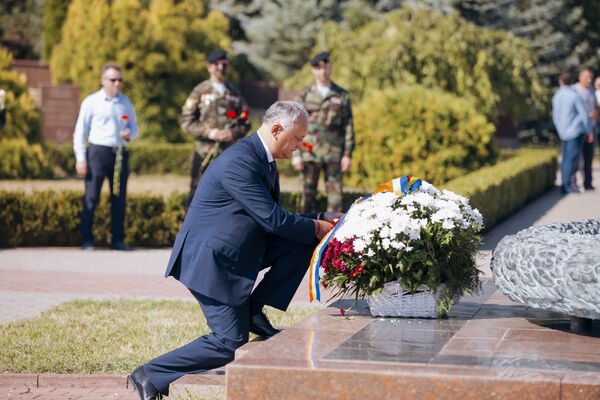 Șeful statului, Igor Dodon, a depus flori la Capul de pod „Șerpeni”, în memoria eroilor căzuți pe câmpul de luptă

 - Sputnik Moldova