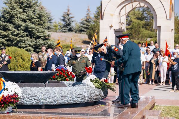 Și ceilalți participanți au depus flori în memoria eroilor căzuți pe câmpul de luptă - Sputnik Moldova