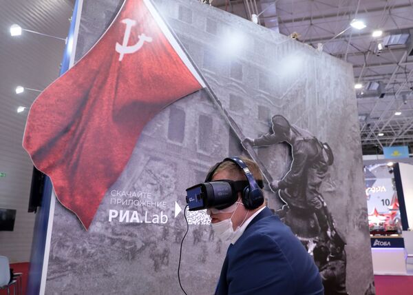 Demonstrația proiectului VR „Purtătorul de drapel necunoscut” pentru invitatul forumului Army 2020 la standul Rossiya Segodnya din Centrul de „Expoziții Patriot” - Sputnik Moldova