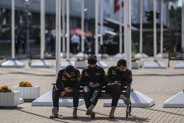 Slujitori ai armatei Kazahstanului la Forumul tehnico-militar internațional (IMTF) Army-2020 din parcul militar Patriot - Sputnik Moldova