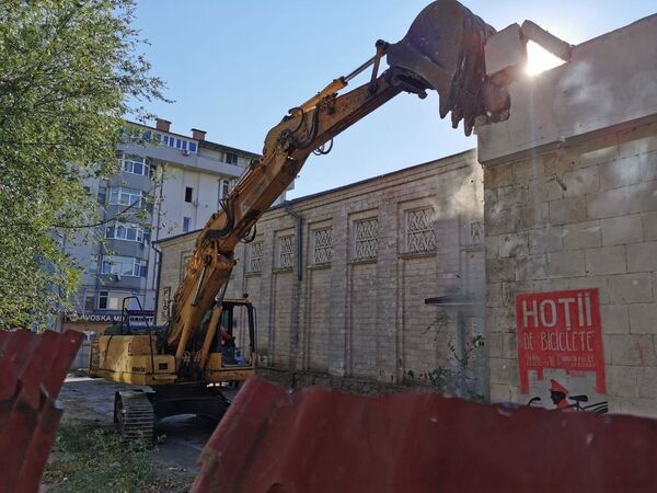 Scandal provocat de demolarea „Gaudeamus”: Ce s-a întâmplat astă-noapte - Foto Scandal provocat de demolarea „Gaudeamus”: Ce s-a întâmplat astă-noapte - Foto - Sputnik Moldova