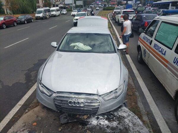 Foto – Accident la Botanica: A intrat cu Audi pe banda delimitatoare de pe viaduct Foto – Accident la Botanica: A intrat cu Audi pe banda delimitatoare de pe viaduct - Sputnik Moldova