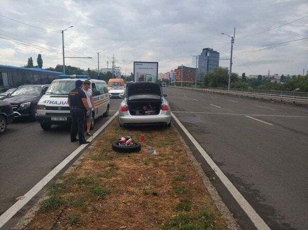 Foto – Accident la Botanica: A intrat cu Audi pe banda delimitatoare de pe viaduct Foto – Accident la Botanica: A intrat cu Audi pe banda delimitatoare de pe viaduct - Sputnik Moldova
