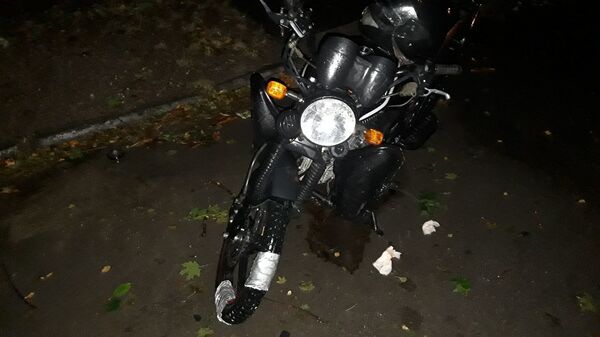 Accident la Ocnița: Un adolescent fără permis s-a izbit cu motoreta într-o mașină parcată - Sputnik Moldova