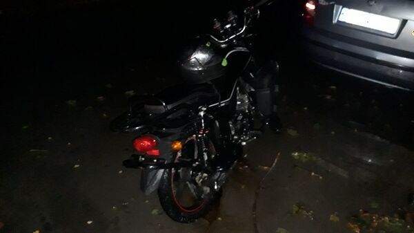 Accident la Ocnița: Un adolescent fără permis s-a izbit cu motoreta într-o mașină parcată - Sputnik Moldova