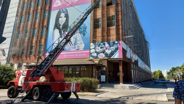 В центре Тирасполя горят склады швейной фабрики - Sputnik Молдова