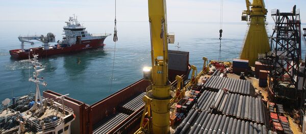 Судно-трубоукладчик во время строительства газопровода на дне Черного моря. Архивное фото - Sputnik Moldova