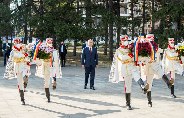 Власти возложили цветы к памятнику Скорбящей матери на мемориале Вечность - Sputnik Молдова
