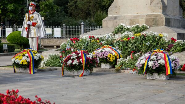 По случаю Дня независимости руководство страны возложило цветы к памятнику Штефана Великого - Sputnik Молдова