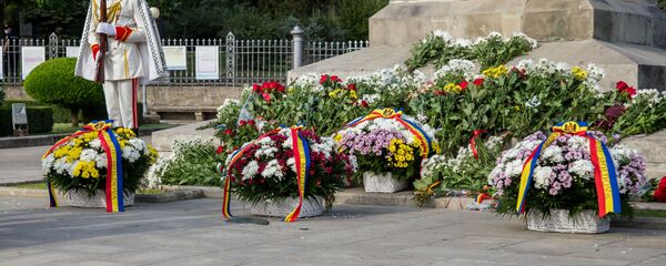 По случаю Дня независимости руководство страны возложило цветы к памятнику Штефана Великого - Sputnik Moldova