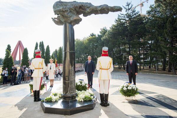 Власти возложили цветы к памятнику Скорбящей матери на мемориале Вечность - Sputnik Молдова
