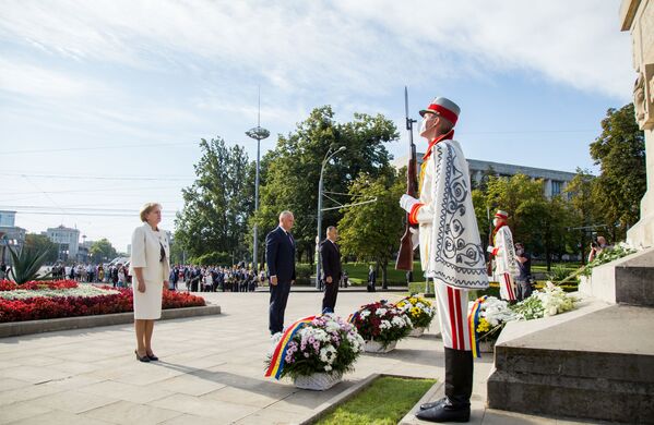 По случаю Дня независимости руководство страны возложило цветы к памятнику Штефана Великого - Sputnik Молдова