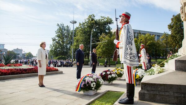 По случаю Дня независимости руководство страны возложило цветы к памятнику Штефана Великого - Sputnik Moldova