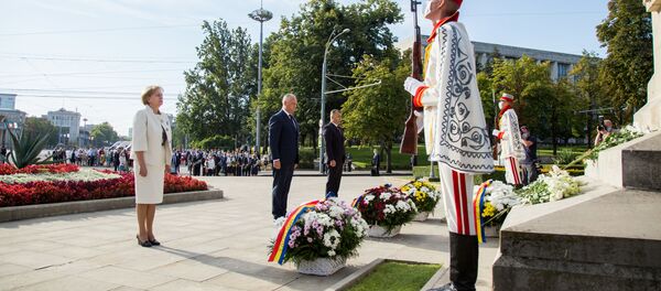 По случаю Дня независимости руководство страны возложило цветы к памятнику Штефана Великого - Sputnik Moldova