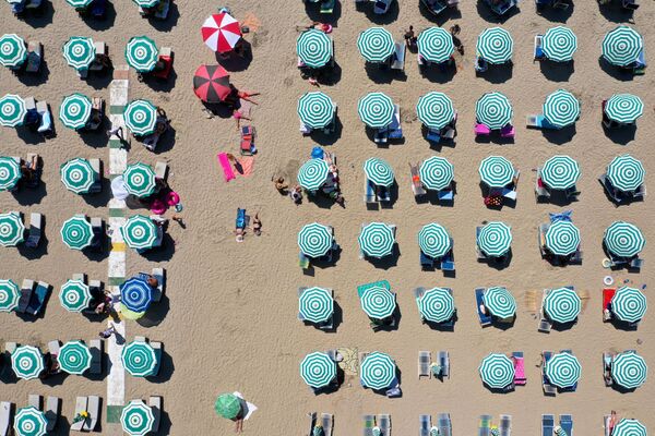 Зонтики на пляже в Албании - Sputnik Молдова
