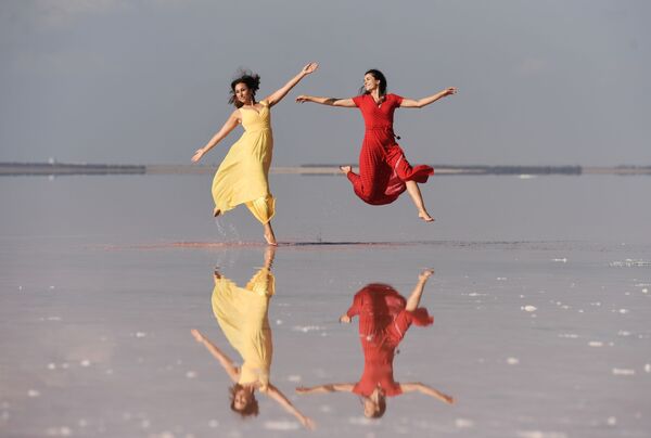 Модели демонстрируют одежду в рамках показа мод на озере Сасык-Сиваш под Евпаторией - Sputnik Молдова